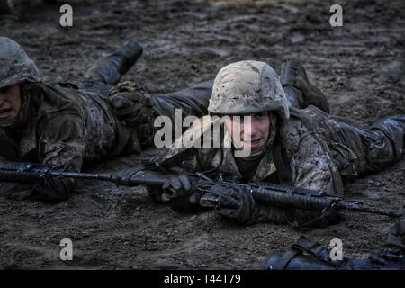 Michael Campofiori Echo, compagnie, 2e Bataillon d'instruction des recrues termine obstacles au cours "Le Creuset" au Marine Corps Recruter Depot Parris Island, Caroline du Sud, le 21 février 2019. "The Crucible" est un événement culminant de 54 heures qui nécessite des recrues pour travailler en équipe et relever des défis afin de gagner le titre United States Marine. Campofiori, brique de Township, New Jersey, a reçu un diagnostic de leucémie à l'âge de 11 ans et est passé par la chimiothérapie pendant ses cinq ans contre le cancer. Alors que son cancer est en rémission à l'âge de 16 ans, il a décidé de poursuivre une carrière dans le milieu marin Banque D'Images