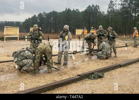 Citoyens-soldats de la Garde nationale de Porto Rico 292e Bataillon de soutien au combat de participer à la Browning .50 cal). La mitrailleuse M2 Cours de qualification d'armes au camp Shelby, Mississippi, le 19 février. Des unités de l'1473RD QM, 3678th SCBS et 482CM, 92e MP BDE ont participé à l'exercice. L'objectif de l'exercice est pour les soldats à se familiariser avec le système d'armes nucléaires par l'obtention d'un burst initial précis et par l'apprentissage afin d'accélérer l'entretien de l'arme, entre autres tâches. (Garde nationale Banque D'Images