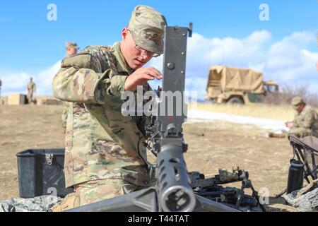 Un soldat de l'Armée américaine affecté à la 52e bataillon du génie de la Brigade d'infanterie, 2e Brigade Combat Team, 4e Division d'infanterie, se compose d'un M2 de calibre .50 La mitrailleuse, le 21 février 2019, pendant le Sapeur Enjeux sur Fort Carson, Colorado. Banque D'Images