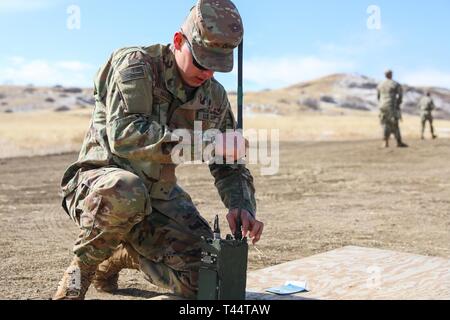 Un soldat de l'Armée américaine affecté à la 52e bataillon du génie de la Brigade d'infanterie, 2e Brigade Combat Team, 4e Division d'infanterie, met en place une radio, le 21 février 2019, pendant le Sapeur Enjeux sur Fort Carson, Colorado. Banque D'Images