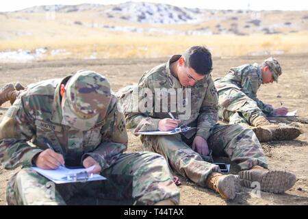 Un soldat de l'Armée américaine affecté à la 52e bataillon du génie de la Brigade d'infanterie, 2e Brigade Combat Team, 4e Division d'infanterie, un examen écrit, le 21 février 2019, pendant le Sapeur Enjeux sur Fort Carson, Colorado. Banque D'Images