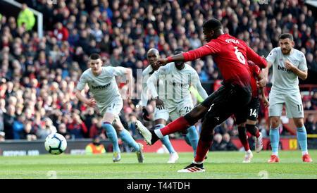 Paul Pogba Manchester United du côté marque son premier but du jeu du point de penalty au cours de la Premier League match à Old Trafford, Manchester. Banque D'Images