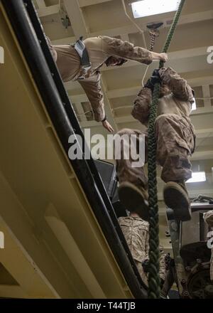 Mer Méditerranée, 10 févr. 22, 2019 - Les Marines américains et les marins affectés à la 22e Marine Expeditionary Unit train rapide à la corde avec dans l'espace de rangement du véhicule à bord du San Antonio-classe de transport amphibie USS station d'Arlington (LPD- 24), le 22 février 2019. L'Arlington est de faire un déploiement prévu dans le cadre de la 22e MEU et le groupe amphibie Kearsarge, à l'appui d'opérations de sécurité maritime, d'intervention en cas de crise et le théâtre de la coopération en matière de sécurité, tout en offrant une présence navale et maritime. Banque D'Images