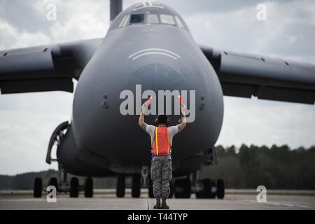 Un chef de l'équipe de guides dans un C-5 Galaxy à l'arrivée à la Station Navale Aérienne Cecil Field, en Floride, lors de l'exercice Patriot Sands, 22 février 2019. Exercice Patriot Sands est une joint-service exercice coordonné par l'Air Force Reserve, conçus pour intégrer les premiers intervenants des gouvernements fédéral, de l'état, les organismes locaux et les militaires en fournissant une formation en intervention rapide en cas de catastrophe naturelle ou d'urgence régionaux. Banque D'Images