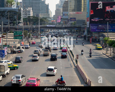 BANGKOK, THAÏLANDE - 11 mars 2019 : embouteillage sur Petchburi Road Banque D'Images