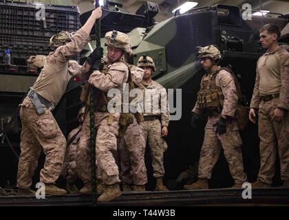 Mer Méditerranée (fév. 22, 2019) Les Marines affectés à la 22e Marine Expeditionary Unit (22MEU) conduite descendre en rappel la formation à bord du San Antonio-classe de transport amphibie USS dock Arlington (LPD 24), le 22 février 2019. Arlington est sur un déploiement prévu dans le cadre du groupe amphibie Kearsarge en soutien d'opérations de sécurité maritime, d'intervention en cas de crise et le théâtre de la coopération en matière de sécurité, en offrant également une présence navale de l'avant. Banque D'Images