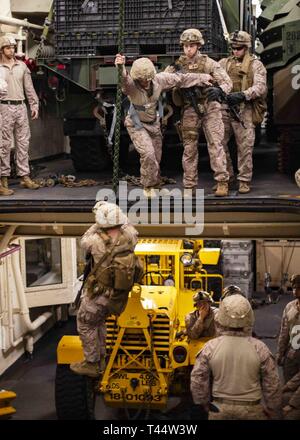 Mer Méditerranée (fév. 22, 2019) Les Marines conduite descendre en rappel à bord formation San Antonio-classe de transport amphibie USS station d'Arlington (LPD 24), le 22 février 2019. Arlington est sur un déploiement prévu dans le cadre du groupe amphibie Kearsarge en soutien d'opérations de sécurité maritime, d'intervention en cas de crise et le théâtre de la coopération en matière de sécurité, en offrant également une présence navale de l'avant. Banque D'Images