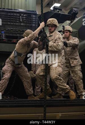 Mer Méditerranée (fév. 22, 2019) Les Marines affectés à la 22e Marine Expeditionary Unit (22MEU) conduite descendre en rappel la formation à bord du San Antonio-classe de transport amphibie USS dock Arlington (LPD 24), le 22 février 2019. Arlington est sur un déploiement prévu dans le cadre du groupe amphibie Kearsarge en soutien d'opérations de sécurité maritime, d'intervention en cas de crise et le théâtre de la coopération en matière de sécurité, en offrant également une présence navale de l'avant. Banque D'Images