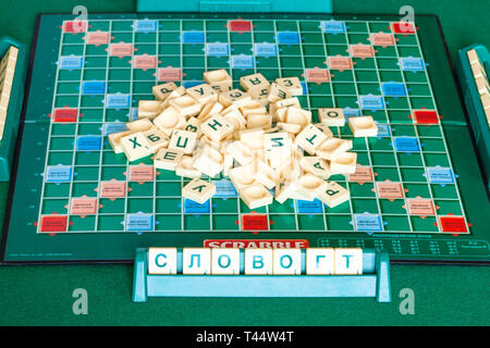 Moscou, Russie - le 3 avril 2019 : pile de lettres à bord de l'édition russe de Scrabble . Le Scrabble est un jeu de mot, il a été conçu par Alfred Banque D'Images
