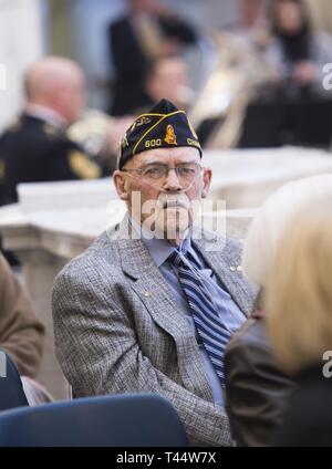 Un ancien combattant et un membre de la communauté participe à une cérémonie de remise de prix pour Emil Reich, 99 ans, un ancien combattant de la Seconde Guerre mondiale et Purple Heart bénéficiaire, s'il est présenté avec la Légion d'Honneur par le Consul Général Lebrun-Damiens français, le 22 février 2019 à l'Idaho State Capitol Building à Boise, Idaho. Reich a reçu la plus haute récompense pour ses efforts dans la SECONDE GUERRE MONDIALE Après le débarquement sur les côtes de Normandie, le D-Day. Banque D'Images