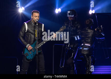 12 avril 2019 - Chicago, Illinois, États-Unis - Chris Wolstenholme de Muse au cours de la théorie de la Simulation Tour à United Center de Chicago, Illinois (crédit Image : © Daniel DeSlover/Zuma sur le fil) Banque D'Images