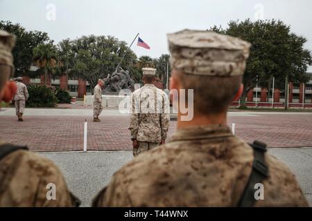 Michael Campofiori Echo, compagnie, 2e Bataillon d'instruction des recrues est en formation avec ses collègues recrute des instants après avoir terminé "The Crucible" au Marine Corps Recruter Depot Parris Island, Caroline du Sud, le 21 février 2019. "The Crucible" est un événement culminant de 54 heures qui nécessite des recrues pour travailler en équipe et relever des défis afin de gagner le titre United States Marine. Campofiori, brique de Township, New Jersey, a reçu un diagnostic de leucémie à l'âge de 11 ans et est passé par la chimiothérapie pendant ses cinq ans contre le cancer. Alors que son cancer est en rémission à l'âge de 16 ans, h Banque D'Images