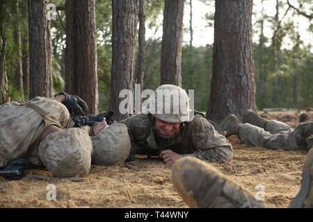 Michael Campofiori Echo, compagnie, 2e Bataillon d'instruction des recrues termine obstacles au cours "Le Creuset" au Marine Corps Recruter Depot Parris Island, Caroline du Sud, le 21 février 2019. "The Crucible" est un événement culminant de 54 heures qui nécessite des recrues pour travailler en équipe et relever des défis afin de gagner le titre United States Marine. Campofiori, brique de Township, New Jersey, a reçu un diagnostic de leucémie à l'âge de 11 ans et est passé par la chimiothérapie pendant ses cinq ans contre le cancer. Alors que son cancer est en rémission à l'âge de 16 ans, il a décidé de poursuivre une carrière dans le milieu marin Banque D'Images