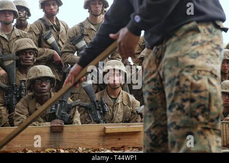 Michael Campofiori Echo, compagnie, 2e Bataillon d'instruction des recrues reçoit une brève sur les patrouilles au cours de "The Crucible" au Marine Corps Recruter Depot Parris Island, Caroline du Sud, le 21 février 2019. "The Crucible" est un événement culminant de 54 heures qui nécessite des recrues pour travailler en équipe et relever des défis afin de gagner le titre United States Marine. Campofiori, brique de Township, New Jersey, a reçu un diagnostic de leucémie à l'âge de 11 ans et est passé par la chimiothérapie pendant ses cinq ans contre le cancer. Alors que son cancer est en rémission à l'âge de 16 ans, il a décidé de poursuivre une carrière en Banque D'Images