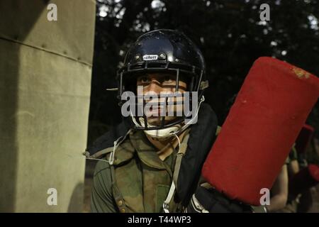 Michael Campofiori, Echo, Société de recrutement et de formation 2e bataillon se prépare à engager le combat au bâton pugilistique vous intéresse au cours de "The Crucible" au Marine Corps Recruter Depot Parris Island, Caroline du Sud, le 21 février 2019. "The Crucible" est un événement culminant de 54 heures qui nécessite des recrues pour travailler en équipe et relever des défis afin de gagner le titre United States Marine. Campofiori, brique de Township, New Jersey, a reçu un diagnostic de leucémie à l'âge de 11 ans et est passé par la chimiothérapie pendant ses cinq ans contre le cancer. Alors que son cancer est en rémission à l'âge de 16 ans, il a décidé de poursuivre Banque D'Images