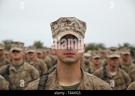 Michael Campofiori Echo, compagnie, 2e Bataillon d'instruction des recrues reçoit son aigle, Globe, emblème d'ancrage et après avoir terminé "le creuset", ce qui signifie qu'il a mérité le titre de United States Marine Corps des Marines à recruter Depot Parris Island, Caroline du Sud, le 21 février 2019. "The Crucible" est un événement culminant de 54 heures qui nécessite des recrues pour travailler en équipe et relever des défis afin de gagner le titre United States Marine. Campofiori, brique de Township, New Jersey, a reçu un diagnostic de leucémie à l'âge de 11 ans et est passé par la chimiothérapie pendant ses cinq années de combat Banque D'Images