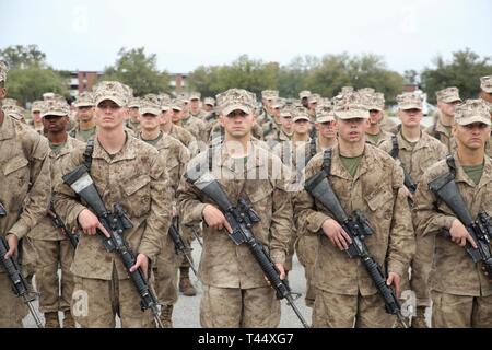 Michael Campofiori Echo, compagnie, 2e Bataillon d'instruction des recrues, se dresse avec ses compagnons de recrues après avoir terminé "le creuset", ce qui signifie qu'il a mérité le titre de United States Marine Corps des Marines à recruter Depot Parris Island, Caroline du Sud, le 21 février 2019. "The Crucible" est un événement culminant de 54 heures qui nécessite des recrues pour travailler en équipe et relever des défis afin de gagner le titre United States Marine. Campofiori, brique de Township, New Jersey, a reçu un diagnostic de leucémie à l'âge de 11 ans et est passé par la chimiothérapie pendant ses cinq années de combat avec le c Banque D'Images