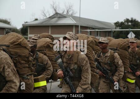 Michael Campofiori Echo, compagnie, 2e Bataillon d'entraînement des recrues de marches "The Crucible" au Marine Corps Recruter Depot Parris Island, Caroline du Sud, le 21 février 2019. "The Crucible" est un événement culminant de 54 heures qui nécessite des recrues pour travailler en équipe et relever des défis afin de gagner le titre United States Marine. Campofiori, brique de Township, New Jersey, a reçu un diagnostic de leucémie à l'âge de 11 ans et est passé par la chimiothérapie pendant ses cinq ans contre le cancer. Alors que son cancer est en rémission à l'âge de 16 ans, il a décidé de poursuivre une carrière dans le Corps des Marines. H Banque D'Images