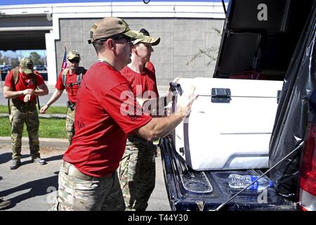 Les commandos de l'air affecté à la 24e Escadre d'opérations spéciales des refroidisseurs d'eau et de charge dans des camions de fournitures pour le Special Tactics Memorial March 24 février 2014, près de Houston, Texas. Le ruck memorial honore mars Le s.. Dylan Elchin, U.S. Air Force, contrôleur de combat qui a été tué en Afghanistan en novembre 2018, et 19 d'autres tactiques spéciales aviateurs canadiens qui ont péri depuis le 11 septembre. Banque D'Images