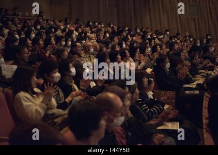 Les membres de l'auditoire applaudir pendant le Japon et les États-Unis Concert commun le 24 février 2019, au Centre d'apprentissage de Hamura, Hamura Tokyo, Japon. Le but de la concert commun était de renforcer des amitiés et des partenariats avec les collectivités locales. Banque D'Images