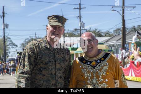 Le général Bradley S. James, commandant des Forces maritimes du Nord et de la Réserve des Forces maritimes, pose avec John A. Beninate, capitaine de la Krewe de Alla défilé du Mardi Gras, le 24 février 2019. James avec d'importants dirigeants de MARFORRES ont participé au défilé pour célébrer la saison du Mardi Gras à La Nouvelle Orléans. Banque D'Images