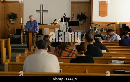 Aumônier (Col.) Doug Slater, l'éducation et de la formation de l'air, de l'aumônier commande Joint Base San Antonio-Randolph, Texas, lit un article de la bible aux participants pendant le service à l'incendie le 24 février 2019, chapelle, sur Columbus Air Force Base, au Mississippi. Pendant le sermon, Aumônier Slater parlait à l'auditoire au sujet de l'amour de Dieu et encore à son époque comme un adolescent apprendre au sujet de Dieu et comment un petit événement a lancé une réaction en chaîne qui l'a amené à devenir ce qu'il est aujourd'hui. Banque D'Images