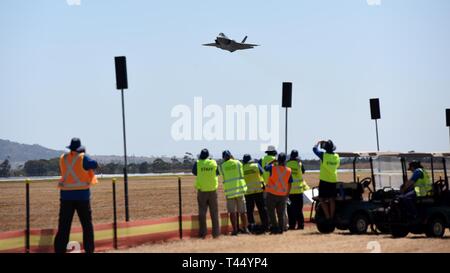 La Royal Australian Air Force F-35 Lightning II effectue une démonstration pratique pour la 2019 Australian International Airshow and Aerospace & Defence Exposition à Geelong, Victoria, Australie, le 25 février 2019.Le F-35 sera l'épine dorsale de la future conjointe des États-Unis et d'opérations aériennes combinées, permettant l'interopérabilité critique. Banque D'Images