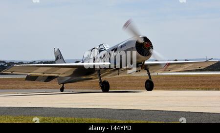 Un Yak-52-TW-taxis en bas de la piste de l'Aéroport Avalon après un vol à Geelong, Victoria, Australie, le 25 février 2019. Le Yak-52TW fait partie de l'équipe de démonstration aérienne des bandits de l'air et pratiqué acrobaties aériennes en préparation de la 2019 Australian International Airshow and Aerospace & Defence Exposition. Banque D'Images