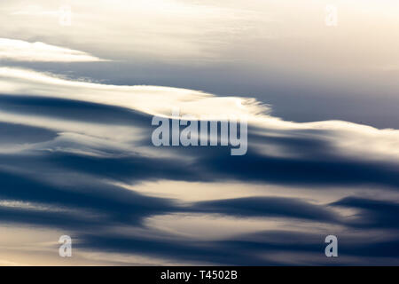 Mer de nuages sur un ciel de coucher de soleil Banque D'Images