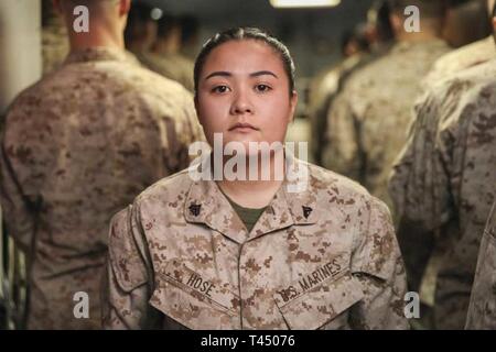 Golfe Arabique (fév. 19, 2019) U.S. Marine Corps Cpl. Koral flexible, l'opérateur radio avec la 22e unité expéditionnaire maritime actuel, à l'attention de Madame Vice avant le cours Les caporaux mess champ nuit à bord de la classe Wasp-navire d'assaut amphibie USS Kearsarge (LHD-3). Madame Vice agit comme vice-président de la pagaille qui a eu lieu de nuit pour Marines diplômé de caporaux et célébré les traditions et l'histoire dans le Corps des Marines. Marines et de marins avec la 22e MEU et groupe amphibie Kearsarge sont déployés à la 5e flotte zone d'opérations à l'appui des opérations navales Banque D'Images