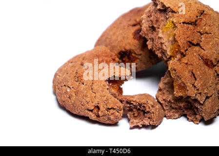 Gruau biscuits au chocolat avec des abricots secs. close-up. isoler. régime alimentaire sain Banque D'Images