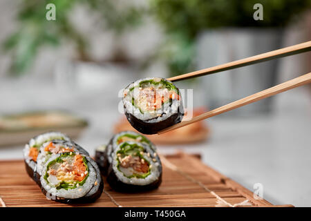 Kimbob Gimbap coréen(rouleau) fait à partir de riz blanc vapeur (BAP) et divers autres ingrédients Banque D'Images