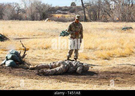 Un soldat de l'Armée américaine affecté à 1er Bataillon, 41e Régiment d'infanterie, 2e Brigade Combat Team, 4e Division d'infanterie, une faible rampe pendant le déménagement sous le feu direct lane, 26 février 2019, à l'expert Infantryman Badge d'essais sur le Fort Carson, Colorado. Tout au long de la brigade d'infanterie et les autres unités de l'installation sont participant à l'essai d'une semaine pour gagner le badge convoité. Banque D'Images