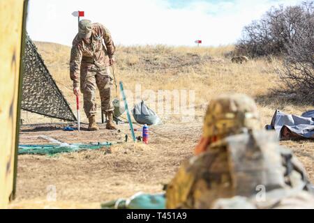 Le sergent de l'armée américaine. Pedro Moreno, un fantassin affecté au 2e Bataillon, 12e Régiment d'infanterie, 2e Brigade Combat Team, 4e Division d'infanterie, d'ajuster le tir indirect pour un candidat, le 26 février 2019, , à l'insigne d'expert des tests sur site fantassin de Fort Carson, Colorado. Tout au long de la brigade d'infanterie et les autres unités de l'installation sont participant à l'essai d'une semaine pour gagner le badge convoité. Banque D'Images