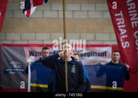 MARINE CORPS BASE CAMP PENDLETON, EN CALIFORNIE - Membres du Royaume-Uni en mars lors de la 9e édition des Essais du Marine Corps cérémonie d ouverture au Marine Corps Base Camp Pendleton, en Californie, 26 février 2019. Le Marine Corps cliniques favorise la récupération et réadaptation par l'adaptive la participation au sport et développe la camaraderie entre les membres du service de récupération (RSM) et des anciens combattants. En outre, les essais servent comme une occasion pour RSM pour démontrer les réalisations physiques et mentaux et comme le principal lieu d'exposition pour sélectionner Marine Corps participants pour le DoD Warrior Jeux. (Marin officiel aux États-Unis Banque D'Images