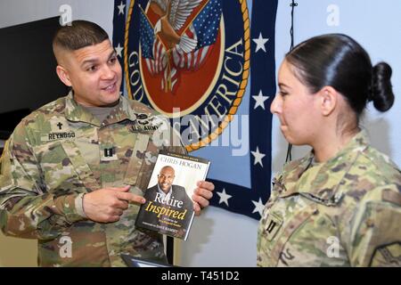 FORT BLISS, Texas - Réserve de l'armée de soldats de la 210e groupe d'appui régional et la mobilisation et le déploiement des brigades et les civils ont pris part à la remise des diplômes de la deuxième édition de l'Université de la paix financière class a enseigné à Fort Bliss, Texas, 26 février 2019. Facilité par le capitaine Farlin Reynoso, aumônier de la 210e Brigade, MaD/RSG classe FPU mieux les participants ont appris les principes financiers et techniques de gestion de la dette en l'espace de cinq semaines. Avant le début de la classe, la classe nourrissait une dette cumulative de 123 350 $, les dépenses en espèces de 161 300 $, et 21 cartes de crédit. À g Banque D'Images