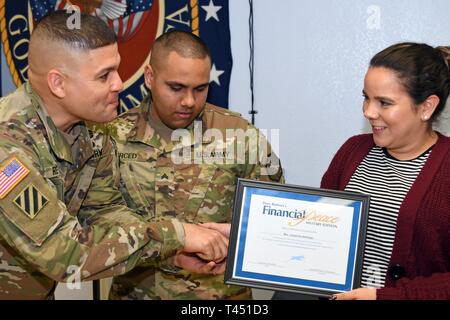 FORT BLISS, Texas - Réserve de l'armée de soldats de la 210e groupe d'appui régional et la mobilisation et le déploiement des brigades et les civils ont pris part à la remise des diplômes de la deuxième édition de l'Université de la paix financière class a enseigné à Fort Bliss, Texas, 26 février 2019. Facilité par le capitaine Farlin Reynoso, aumônier de la 210e Brigade, MaD/RSG classe FPU mieux les participants ont appris les principes financiers et techniques de gestion de la dette en l'espace de cinq semaines. Avant le début de la classe, la classe nourrissait une dette cumulative de 123 350 $, les dépenses en espèces de 161 300 $, et 21 cartes de crédit. À g Banque D'Images