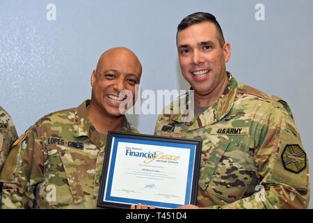 FORT BLISS, Texas - Réserve de l'armée de soldats de la 210e groupe d'appui régional et la mobilisation et le déploiement des brigades et les civils ont pris part à la remise des diplômes de la deuxième édition de l'Université de la paix financière class a enseigné à Fort Bliss, Texas, 26 février 2019. Facilité par le capitaine Farlin Reynoso, aumônier de la 210e Brigade, MaD/RSG classe FPU mieux les participants ont appris les principes financiers et techniques de gestion de la dette en l'espace de cinq semaines. Avant le début de la classe, la classe nourrissait une dette cumulative de 123 350 $, les dépenses en espèces de 161 300 $, et 21 cartes de crédit. À g Banque D'Images