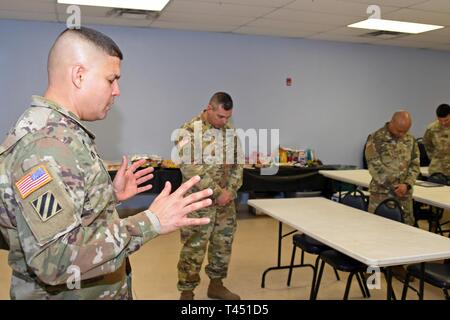 FORT BLISS, Texas - Réserve de l'armée de soldats de la 210e groupe d'appui régional et la mobilisation et le déploiement des brigades et les civils ont pris part à la remise des diplômes de la deuxième édition de l'Université de la paix financière class a enseigné à Fort Bliss, Texas, 26 février 2019. Facilité par le capitaine Farlin Reynoso, aumônier de la 210e Brigade, MaD/RSG classe FPU mieux les participants ont appris les principes financiers et techniques de gestion de la dette en l'espace de cinq semaines. Avant le début de la classe, la classe nourrissait une dette cumulative de 123 350 $, les dépenses en espèces de 161 300 $, et 21 cartes de crédit. À g Banque D'Images