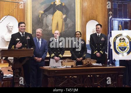 CHARLESTON, CAROLINE DU SUD (fév. 26, 2019) Le Cmdr. Christopher K. Brusca, gauche, commandant de l'USS Charleston (futur LCS 18), et originaire de Los Angeles, parle aux citoyens de Charleston, Caroline du Sud au cours d'une réunion du conseil municipal où le maire John H. Tecklenburg, centre gauche, rend hommage à la prochaine cérémonie de mise en service du navire. LCS 18 sera le 16e navire de combat littoral à entrer dans la flotte et la neuvième de la variante de l'indépendance. Il est le sixième navire nommé pour Charleston, la plus ancienne et la plus grande ville de l'Etat américain de Caroline du Sud. Banque D'Images