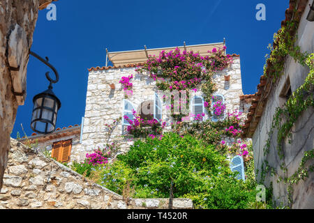 Eze, France, le 5 septembre 2018 : Belle maison envahis par les fleurs dans l'ancien centre du pittoresque village médiéval d'Eze Banque D'Images