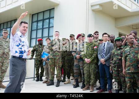 M. Joseph Martin, directeur du Centre d'excellence en matière de gestion des catastrophes et l'aide humanitaire, organise une visite guidée de la CFE-DM at Joint Base Harbor-Hickam Pearl, Illinois, à 38 chefs militaires étrangers participant à l'International Fellows Program à l'US Army War College à Carlisle, en Pennsylvanie, 10 févr., 26, 2019. (CFE-DM Banque D'Images