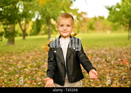 Portrait d'automne de l'adorable petit garçon veste en cuir noire. le jeu et le plaisir de bébé dans le parc Banque D'Images