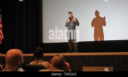 PORT HUENEME, Californie (fév. 26, 2019) - Capt (ret.) Charlie Plumb, un prisonnier de guerre du Vietnam, s'adresse aux marins, aviateurs, ainsi que du personnel du Centre de formation de la construction navale et Port Hueneme Ingénieur civil de l'École des officiers du Corps de la classe de base 266. Plumb visité avec les marins à partir de deux des cinq sites d'apprentissage dans le centre d'Ingénierie et Installations Seabees domaine. (Publié par le Cmdr. James Stockman) Banque D'Images