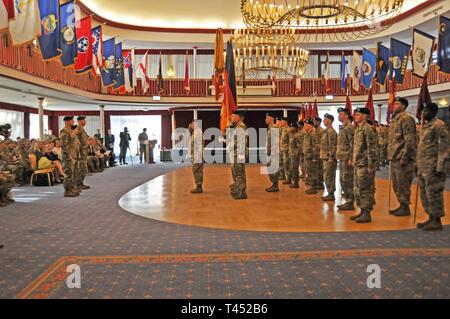 Le 39e bataillon de transport (contrôle du mouvement), 16e Brigade de maintien en puissance, procède à une cérémonie de passation de commandement à la Armstrong Club, Kaiserslautern, Allemagne, 26 février 2019. Au cours de la cérémonie, le Lieutenant-colonel William R. Kost, chef de bataillon sortant, officiellement de le la responsabilité, l'autorité et le commandement du bataillon au lieutenant-colonel Brandon H. Ungetheim, nouveau commandant de bataillon. Banque D'Images