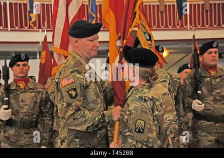 Le colonel Michelle K. Donahue, Commandant, 16e Brigade de maintien en puissance, passe par les couleurs de l'unité au lieutenant-colonel Brandon H. Ungetheim, nouveau commandant du bataillon, au cours d'une cérémonie de passation de commandement à la Armstrong Club, Kaiserslautern, Allemagne, 26 février 2019. Au cours de la cérémonie, le Lieutenant-colonel William R. Kost, chef de bataillon sortant, officiellement adoptée la responsabilité, l'autorité et le commandement du bataillon à Ungetheim. Banque D'Images