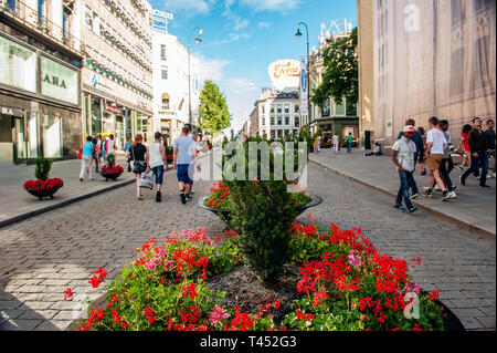 La Norvège, Oslo. Le 1er août 2013. Street dans le centre d'Oslo, la capitale de la Norvège. Les touristes à pied dans le centre-ville. Arrière-plan flou. Banque D'Images