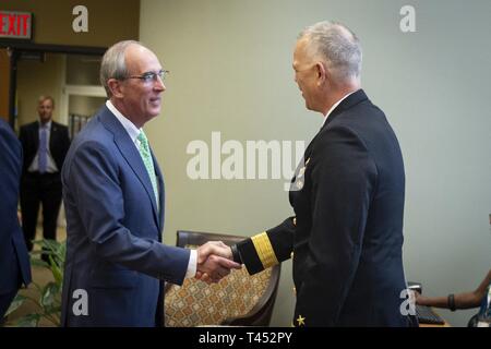 MOBILE, Alabama (fév. 27, 2019) , Maire Mobile Sandy Stimpson (à gauche) accueille l'arrière Adm. Ronald R. Fritzemeier (à droite), Ingénieur en chef, Space and Naval Warfare Command, au cours de la première journée de la semaine Marine Mobile. Le programme de la Semaine de la Marine est le principal effort de sensibilisation de la marine dans les régions du pays sans une importante présence de la Marine. Banque D'Images