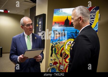 MOBILE, Alabama (fév. 27, 2019) Le maire de Mobile Sandy Stimpson (à gauche) présente l'arrière Adm. Ronald R. Fritzemeier (à droite), Ingénieur en chef, Space and Naval Warfare Command, avec une proclamation en l'honneur de la Semaine de la Marine Mobile. Le programme de la Semaine de la Marine est le principal effort de sensibilisation de la marine dans les régions du pays sans une importante présence de la Marine. Banque D'Images