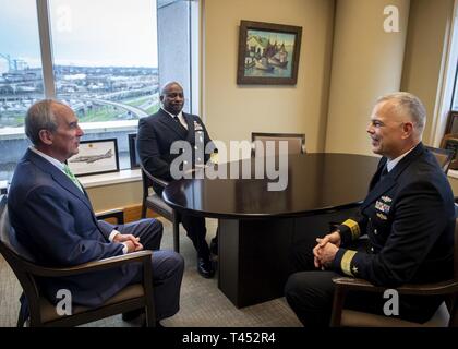 MOBILE, Alabama (fév. 27, 2019) Le maire de Mobile Sandy Stimpson (à gauche), parle à l'arrière Adm. Ronald R. Fritzemeier, ingénieur en chef de l'espace et la guerre navale, commande et commande Master exécutif Chef de programme des navires et de la mer (21) NAVIRES ÉQUIPE Antonio D. Perryman, originaire de Mobile, au cours de la première journée de la semaine Marine Mobile. Le programme de la Semaine de la Marine est le principal effort de sensibilisation de la marine dans les régions du pays sans une importante présence de la Marine. Banque D'Images